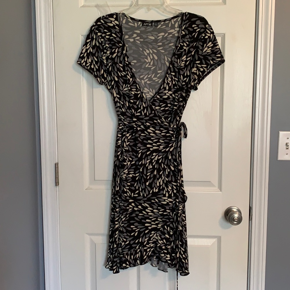 Cute Black White Grey Wrap Dress Apt. 9 Ruffled